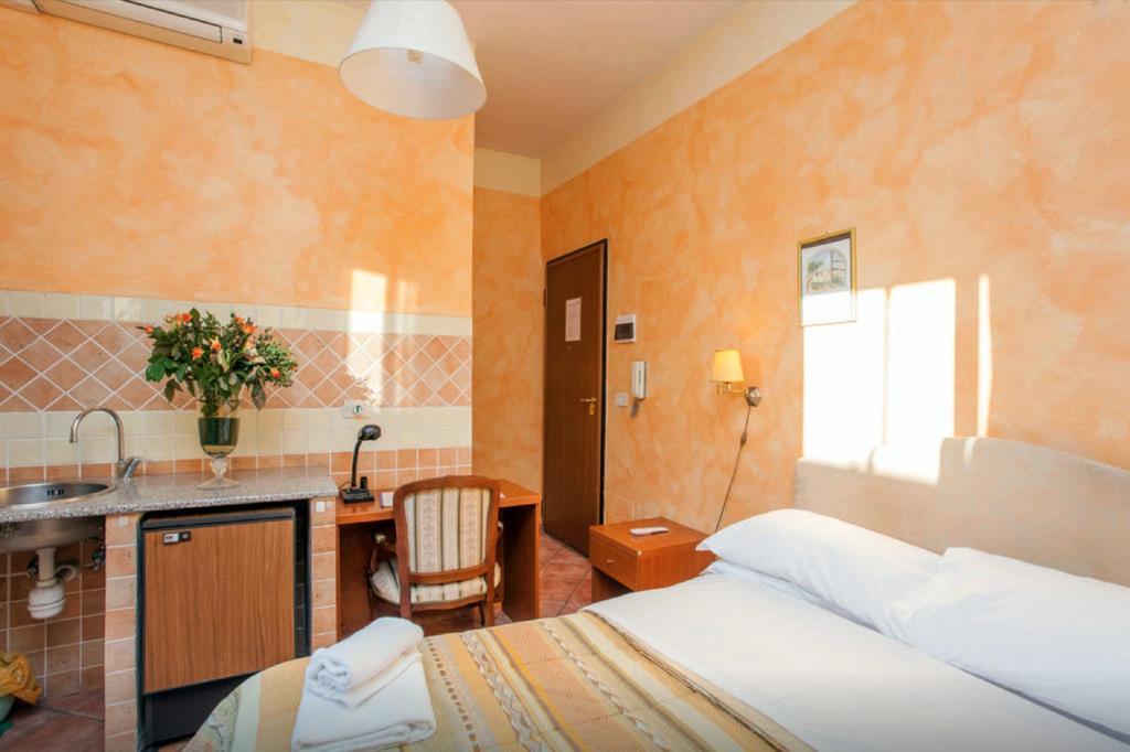 Residenza Camilla Hotel Рим Екстериор снимка