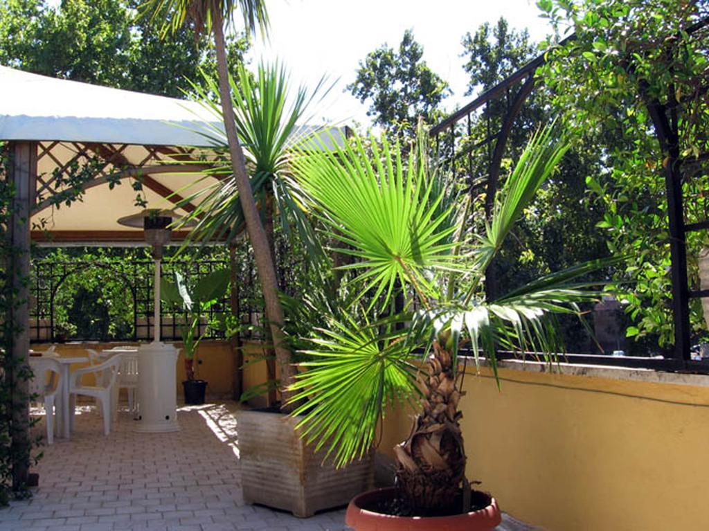 Residenza Camilla Hotel Рим Екстериор снимка